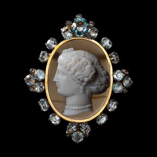 An elegant 19th century gold brooch with aquamarines and agate cameo. Head of Arethusa.